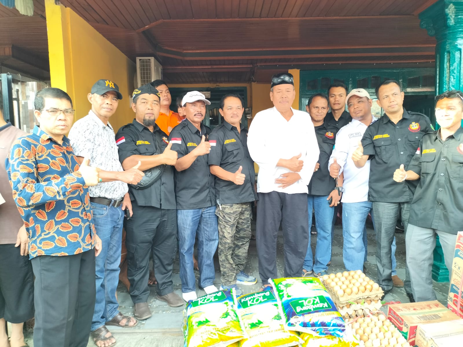 Kunjungi Korban Kebakaran di Lingkar Timur,Gubernur Bersama Angkatan Muda IKM Berikan Bantuan