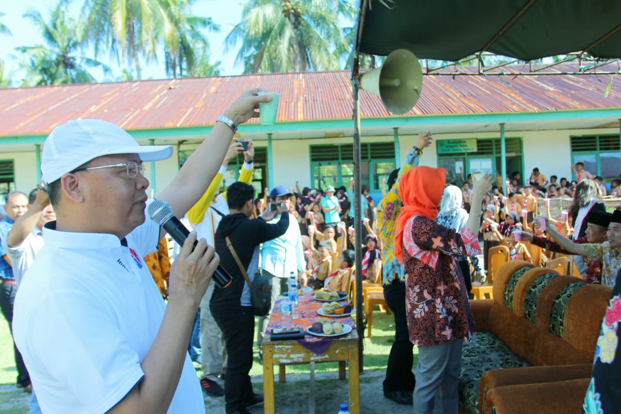 Gubernur Rohidin Minum Susu Bersama Siswa Hingga Suntik Sapi Ternak