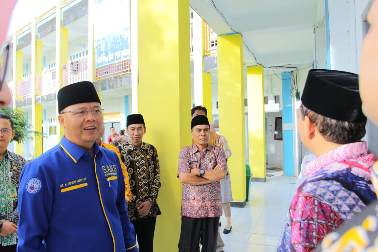 KEPALA SEKOLAH DAN GUBERNUR