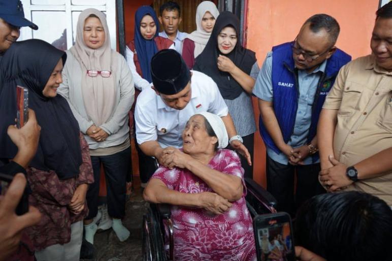 Walikota Bengkulu Kunjungi Lansia Lumpuh, Serahkan Bantuan Kursi Roda Penuh Haru
